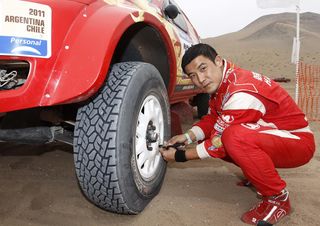 Пилот Джоу Юн из экипажа Great Wall Hover на ралли Дакар-2011: отрегулируем давление в шинах! Пилот Джоу Юн из экипажа Great Wall Hover на ралли Дакар-2011: отрегулируем давление в шинах!