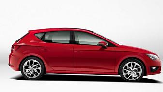 Новый SEAT Leon — фото сбоку спереди